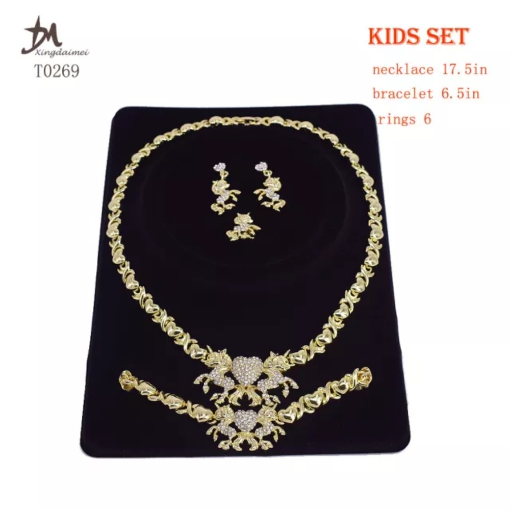 XOXO Necklace set